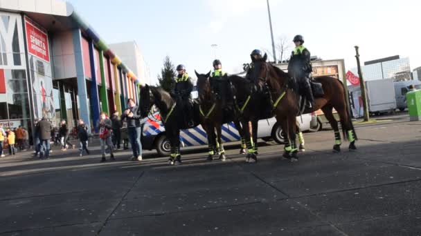 Женщины Полицейские Лошадях Johahn Cruijff Arena Amsterdam Нидерланды 2020 — стоковое видео