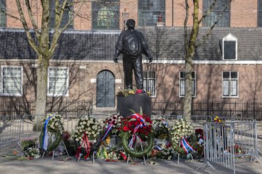 Amsterdam 'da Anma Gününden Sonra Dokwerker Heykeli Hollanda 5-3-2021