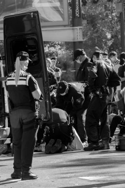 Grup Polis Teşkilatı Amsterdam 'da Göstericiyi Tutukladı Hollanda 21-9-2019