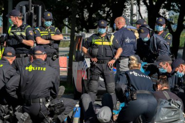 Grup Polis Teşkilatı Amsterdam 'da Göstericiyi Tutukladı Hollanda 21-9-2019