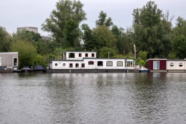 Amsterdam 'daki Amstel Nehri boyunca yüzen ev Hollanda 10-6-2020