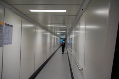 Schiphol Havaalanı 'nda uçak bagajı. Hollanda 7-12-2019.