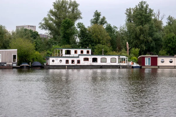 Husbåt Längs Floden Amstel Amsterdam Nederländerna 2020 — Stockfoto