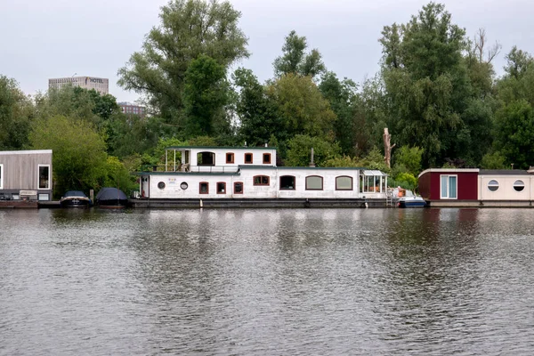 Amsterdam 'daki Amstel Nehri boyunca yüzen ev Hollanda 10-6-2020
