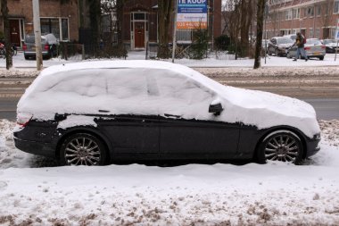 Amsterdam 'da Kar Altında Mercedes Benz Arabası Hollanda 8-2-2021