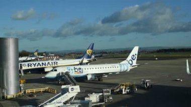 Ryanair ve Flybe Uçak Manchester Havaalanı İngiltere 2019
