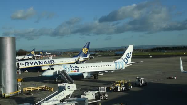 Ryanair Και Flybe Αεροπλάνο Στο Manchester Airport England 2019 — Αρχείο Βίντεο