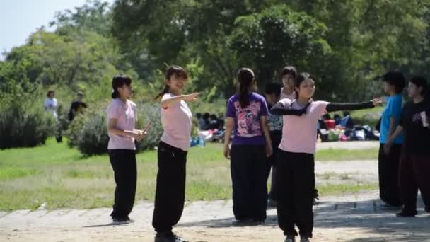 School Girl Practicando Danza Largo Del Río Kamo Kyoto Japón — Vídeo de stock