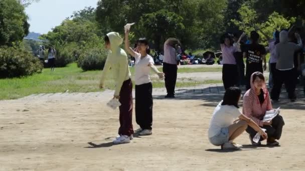 Escuelas Chica Practicando Danza Largo Del Río Kamo Kyoto Japón — Vídeo de stock