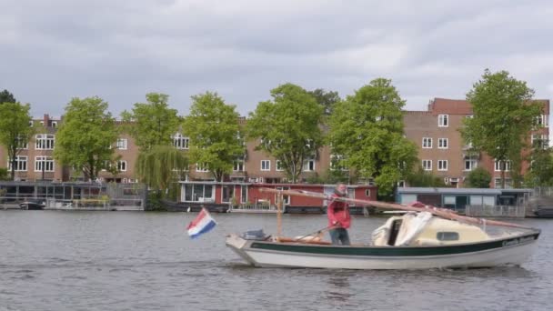 Barco Pequeño Pasando Por Río Amstel Amsterdam Holanda 2020 — Vídeos de Stock