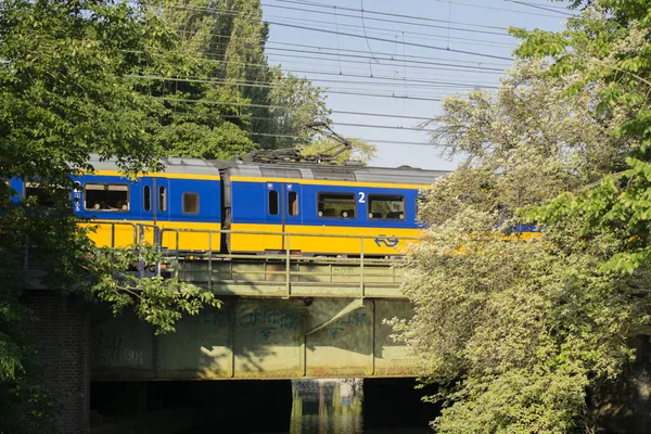 Tren Pasando Por Ámsterdam Los Países Bajos 2020 — Foto de Stock