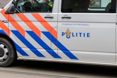 Hollanda 18-3-2020 'de Amsterdam' daki bir arabanın polis logosu.
