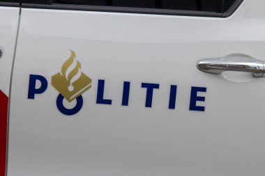 Hollanda 18-3-2020 'de Amsterdam' daki bir arabanın polis logosu.