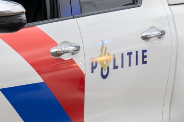 Hollanda 18-3-2020 'de Amsterdam' daki bir arabanın polis logosu.