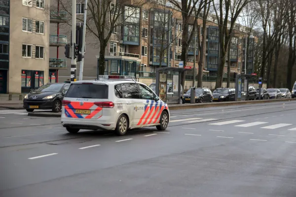 Hollanda 24-1-2021 Amsterdam 'da polis arabası kırmızı ışıklarla geçiyordu.