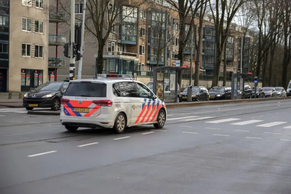 在荷兰阿姆斯特丹 警车开红绿灯经过了 — 图库照片