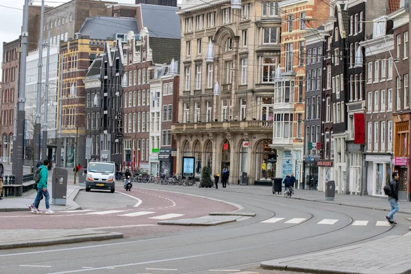 Улица Рокина Амстердаме Нидерланды 2020 — стоковое фото