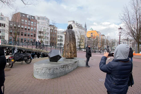 Pomnik Spinozamonument Amsterdamie Holandia 2020 — Zdjęcie stockowe