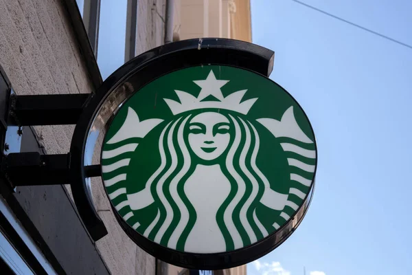 Billboard Logo Starbucks Amsterdamie Holandia 2020 — Zdjęcie stockowe