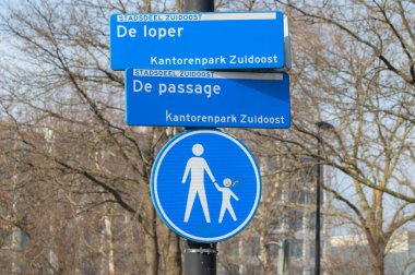 Amsterdam 'da Sokak İşareti De Loper ve De Passage Hollanda 24-3-2021