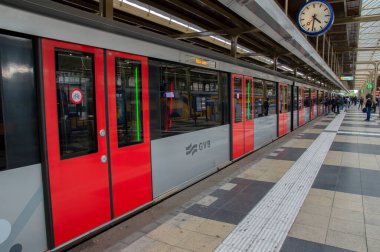 Amsterdam 'daki Amstel İstasyonu' nda Metro. Hollanda 23-9-2019.