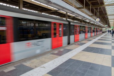 Amsterdam 'daki Amstel İstasyonu' nda Metro. Hollanda 23-9-2019.