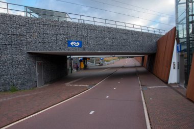 Bilthoven 'daki tren istasyonunda altgeçit Hollanda 25-9-2020