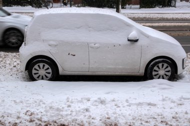 Amsterdam 'da Kar Altında Volkswagen Arabası Hollanda 8-2-2021