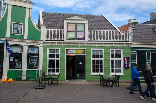 Zaandam Metro Restoranı Hollanda 2020 — Stok fotoğraf