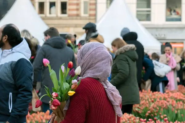 Mujer Con Tulipanes Día Los Tulipanes Ámsterdam Países Bajos 2020 — Foto de Stock