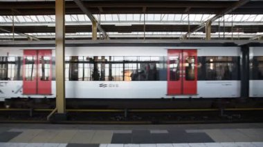 Amsterdam Amstel İstasyonu 'ndan kalkan metro. Hollanda 2019.