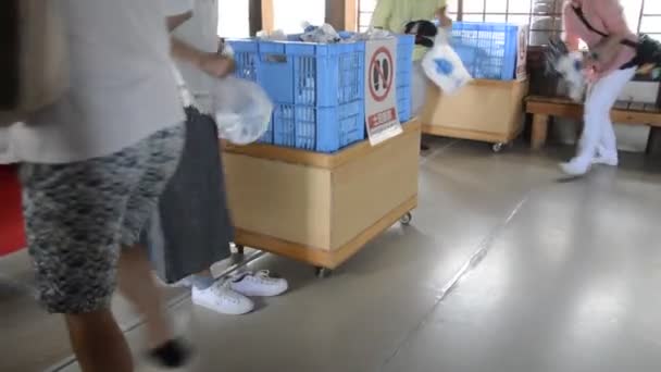姫路城で靴を脱ぐ Japan 2016 — ストック動画