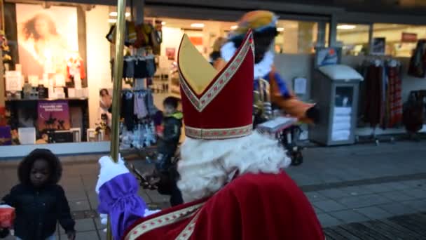 Taking Photos Sinterklaas Zwarte Piet Buitenveldert Amsterdam Netherlands 2019 — стокове відео