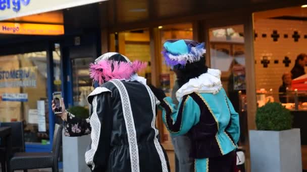 Hollanda 2019 Buitenvelope Amsterdam Sinterklaas Zwarte Piet Fotoğrafları Çekiyor — Stok video
