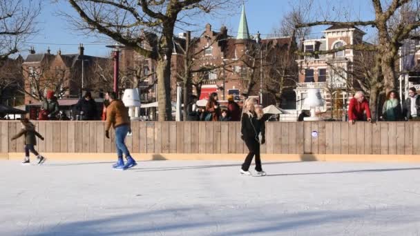 アムステルダムの博物館でのアイススケートリング オランダ2019 — ストック動画