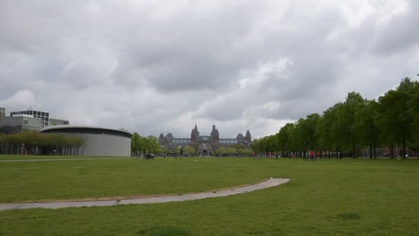 Hollanda Nın Rijksmuseumplein Meydanı Nda Futbol Oynayan Çocukların Zamanı — Stok video