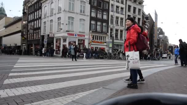 Toeristen Getekend Voor Een Fiets Amsterdam Nederland 2019 — Stockvideo