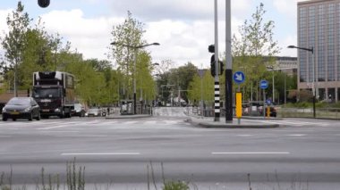Amsterdam 'da Hugo De Vrieslaan Caddesi' nden geçen trafik 12 Mayıs 2020