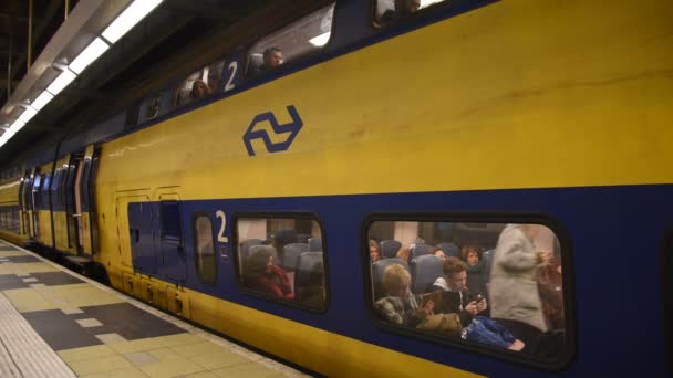 アムステルダムを目的としたアムステルダム駅での列車 オランダ2019 — ストック動画