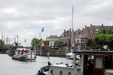 Hollanda, Muiden 'daki Zeesluis kapısından geçen tekneler 31-8-2021