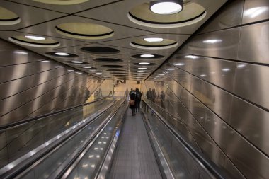 Schiphol 'daki Schiphol Ariport tren istasyonunun platformuna giden yürüyen merdiven. Hollanda 9-12-2019