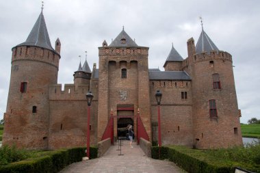 Muiderslot Şatosu 'nda ön manzara Muiden Hollanda 31-8-2021