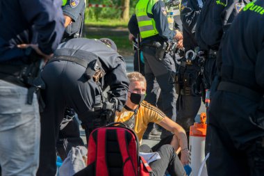 Grup Polis Teşkilatı Amsterdam 'da Göstericiyi Tutukladı Hollanda 21-9-2019