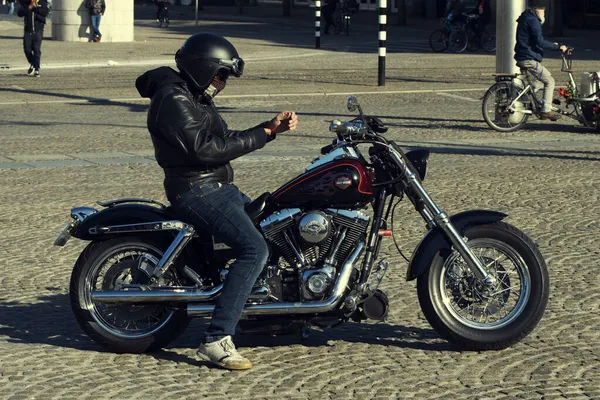 Man Harley Davidson Στο Άμστερνταμ Της Ολλανδίας 2020 — Φωτογραφία Αρχείου