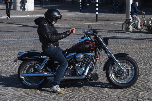 Homem Uma Harley Davidson Amsterdã Holanda 2020 — Fotografia de Stock
