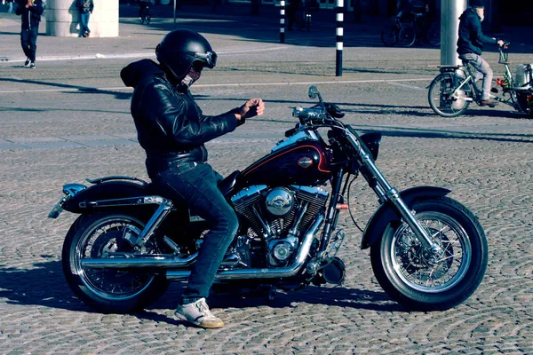 Homem Uma Harley Davidson Amsterdã Holanda 2020 — Fotografia de Stock