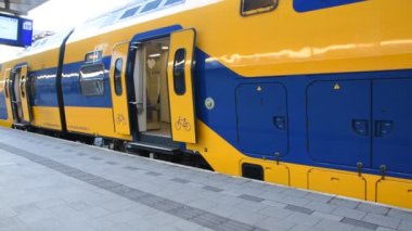 Utrecht Merkez İstasyonu 'nda tren kapısı kapanıyor. Hollanda 2019.