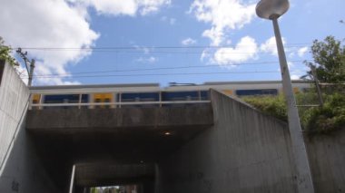 Amsterdam 'daki halka caddesindeki tünelden geçen tren. Hollanda 2020.
