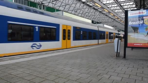 기차가 역에서 떠나는 네덜란드 2019 — 비디오
