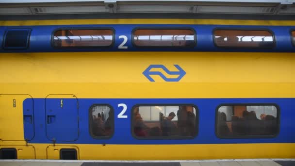 Tågavgångamstel Station Amsterdam Nederländerna 2019 — Stockvideo